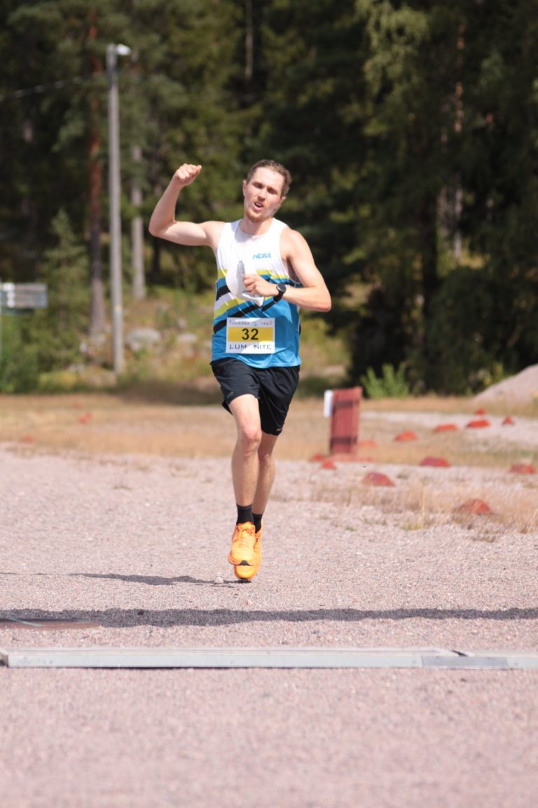Miesten 21km voitti Juho Ylinen, Team Hoka. Messilän rinteet haastoivat juoksijat ja tarjosivat upeita näkymiä! Kuva: Karoliina Ukskoski